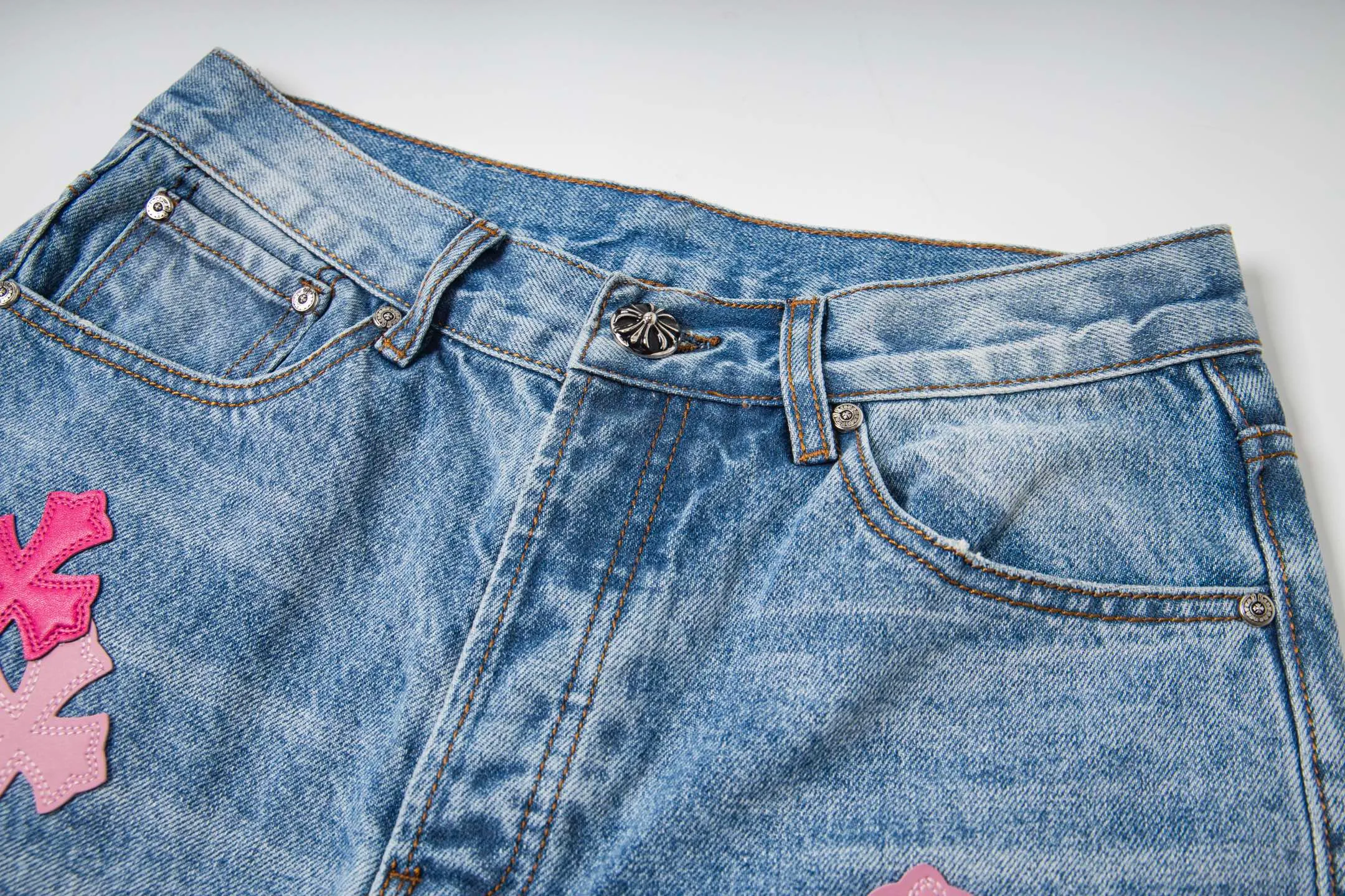 P260 (Higher version, evergreen version) Chrome Hearts 25FW CH blue trousers pink leather cross bamboo jeans. They adopt patchwork elements, mostly in the shape of a cross, with glitter on the leather surface. Unique design, simple and elegant details, exquisite workmanship, neat lines of the entire trousers, and perfect details! It’s also so cool that both men and women can easily control it. It’s a gender-neutral trendy up version. Style number: 1728# Color: blue pants and pink leather Size: 28 30 32 34 36